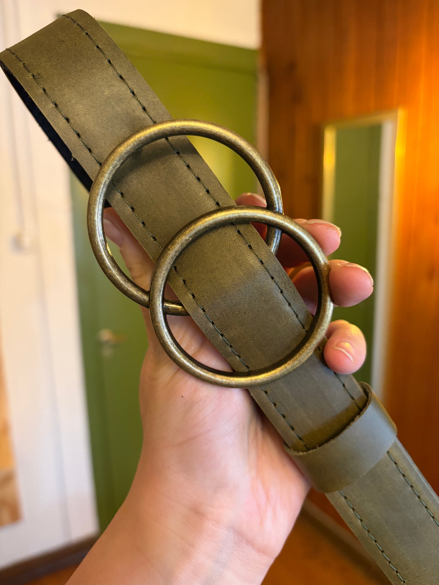 Cinturón de cuero verde musgo con hebilla circular envejecida