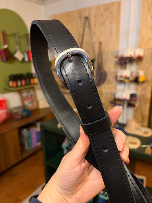 Cinturón básico de cuero negro hebilla niquelada