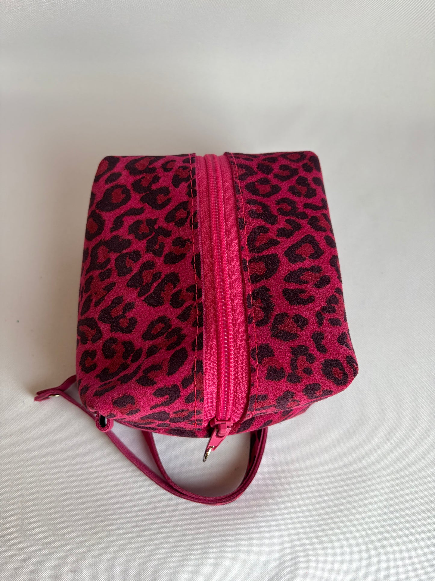 Cosmetiquero box de cuero animal print fucsia