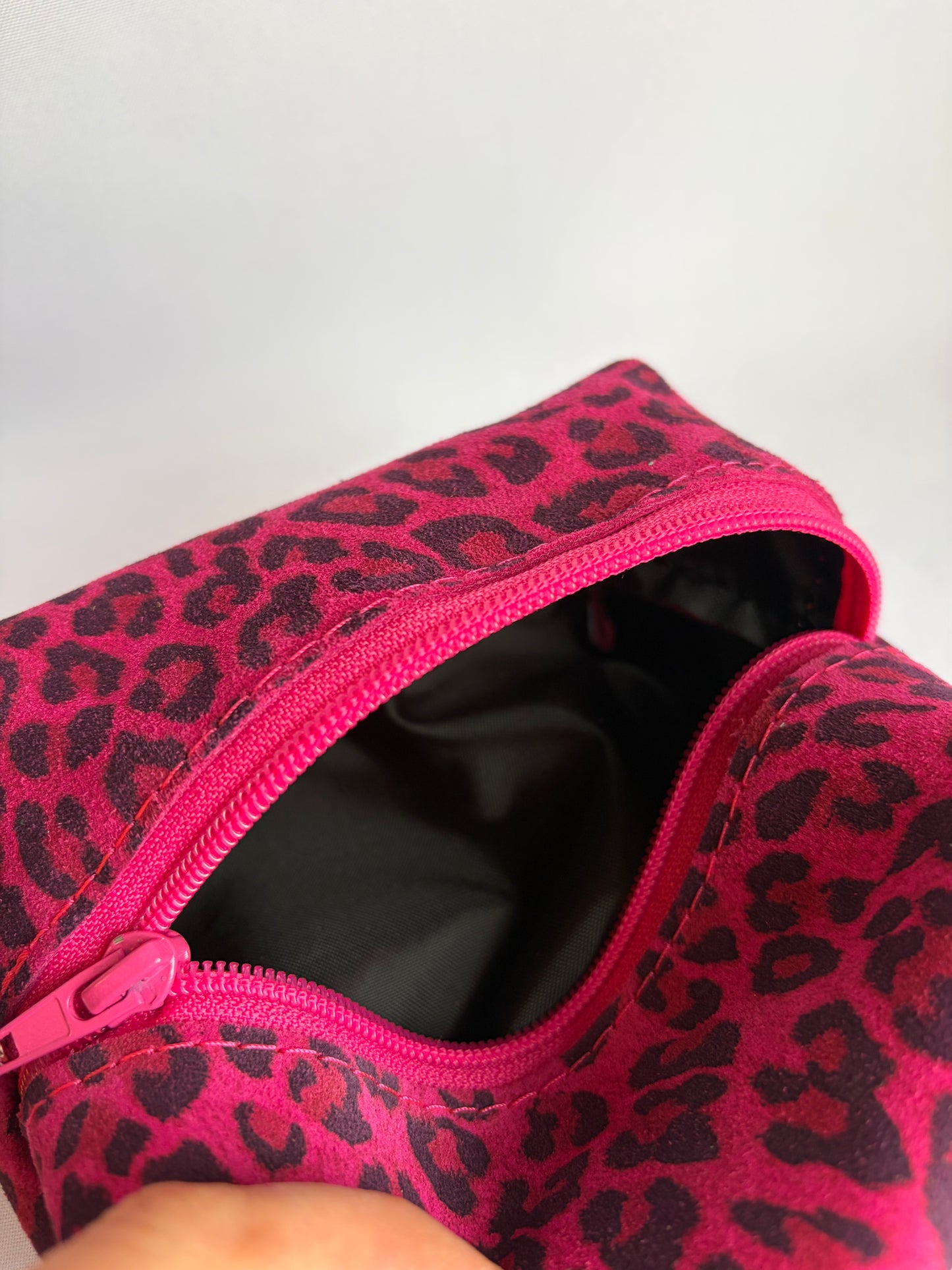 Cosmetiquero box de cuero animal print fucsia