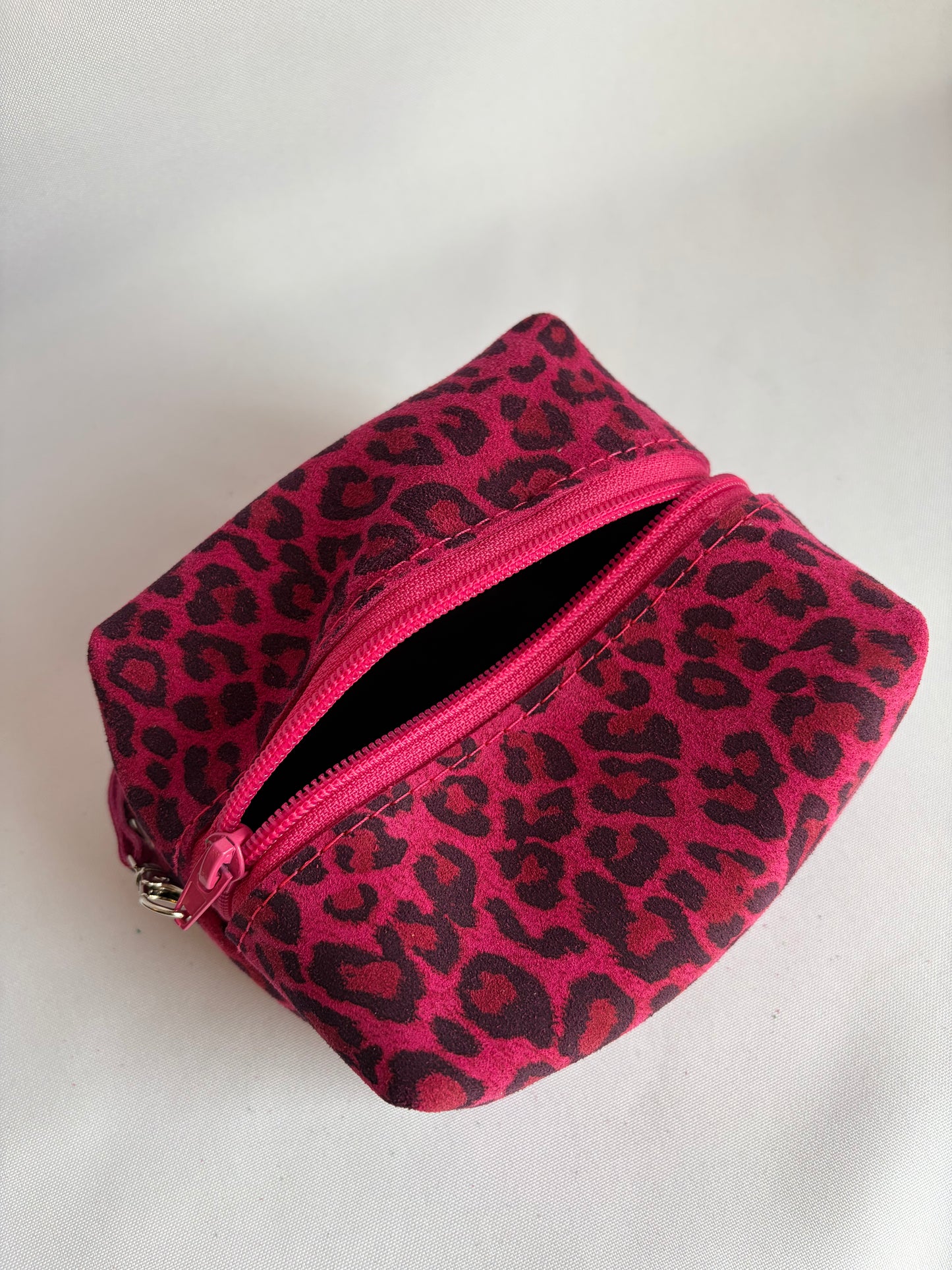 Cosmetiquero box de cuero animal print fucsia