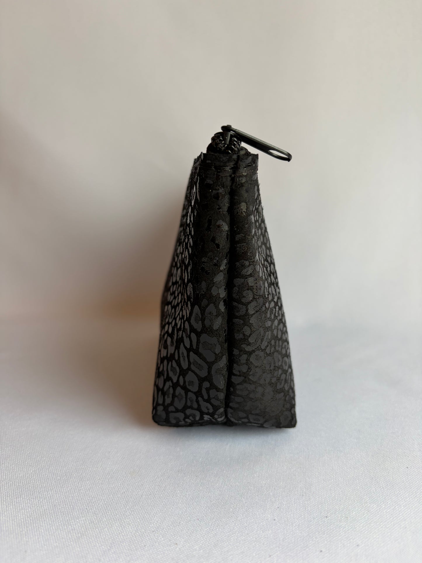 Cosmetiquero básico de cuero chita negro