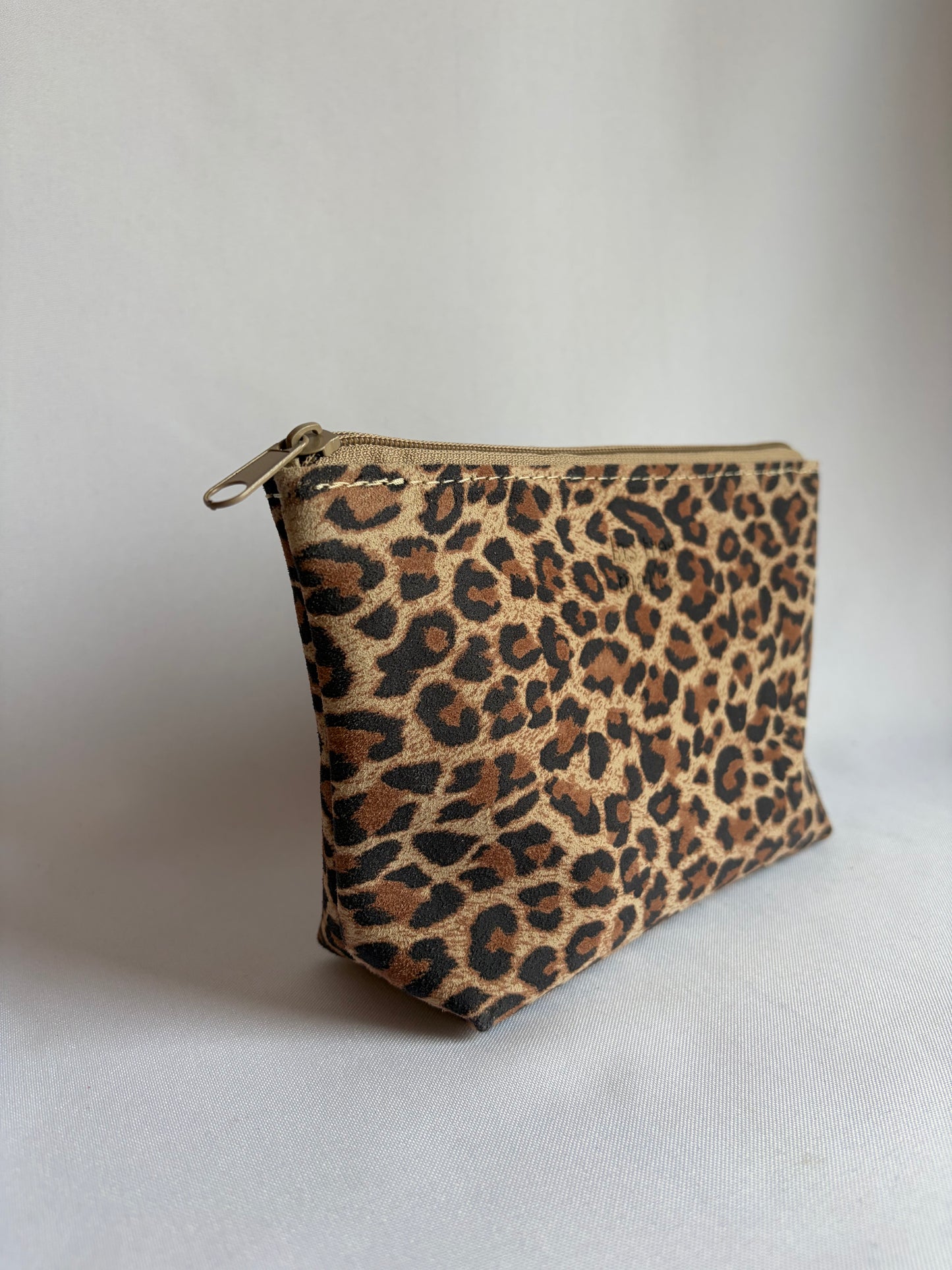 Cosmetiquero básico de cuero animal print
