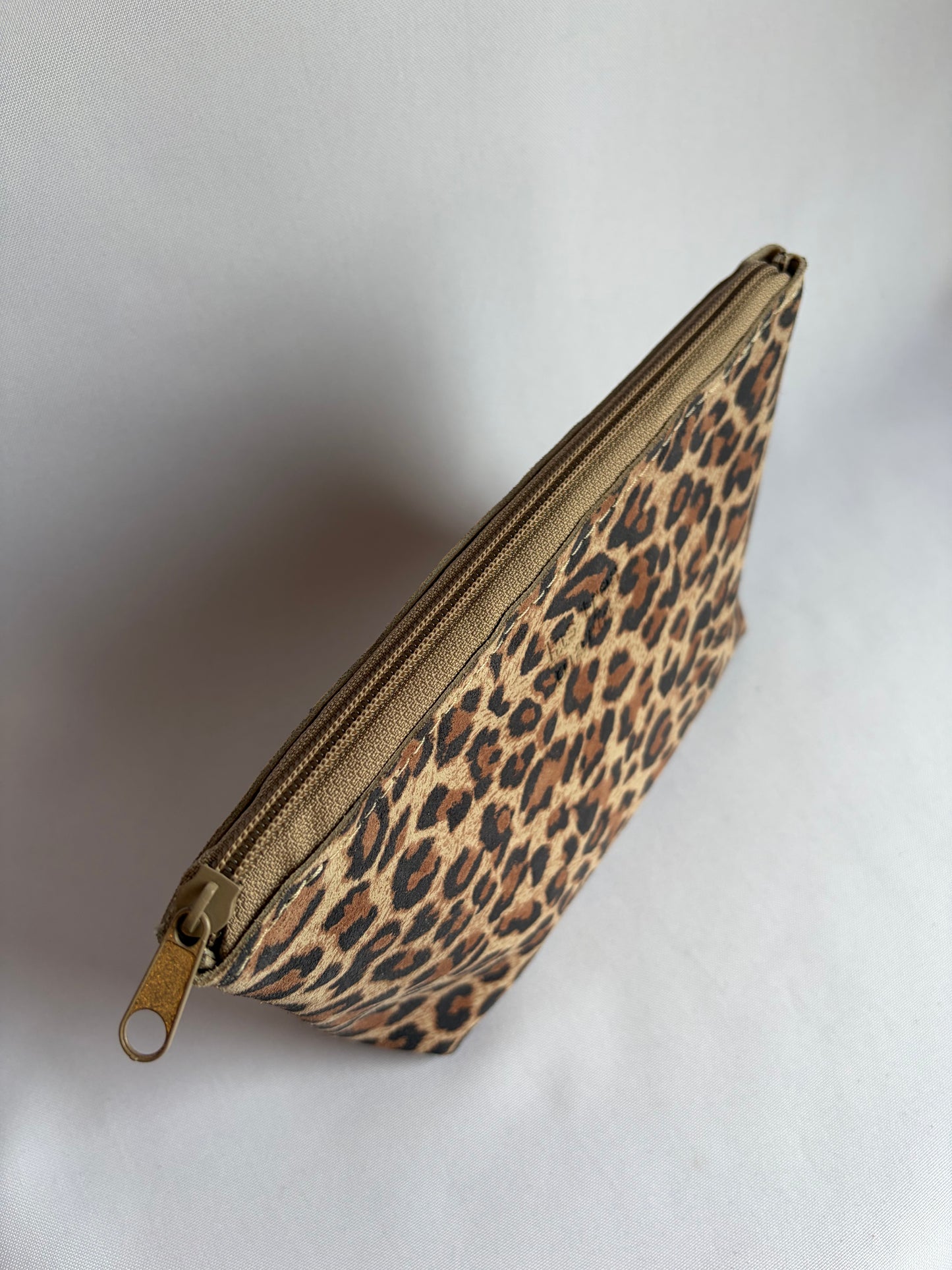 Cosmetiquero básico de cuero animal print