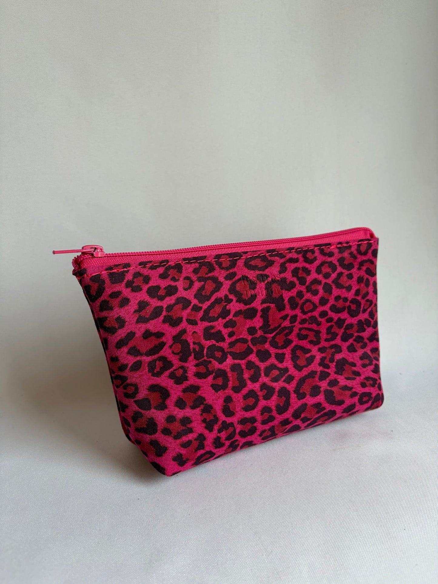 Cosmetiquero básico de cuero animal print fucsia