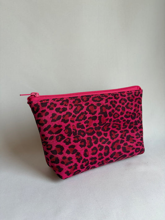 Cosmetiquero básico de cuero animal print fucsia