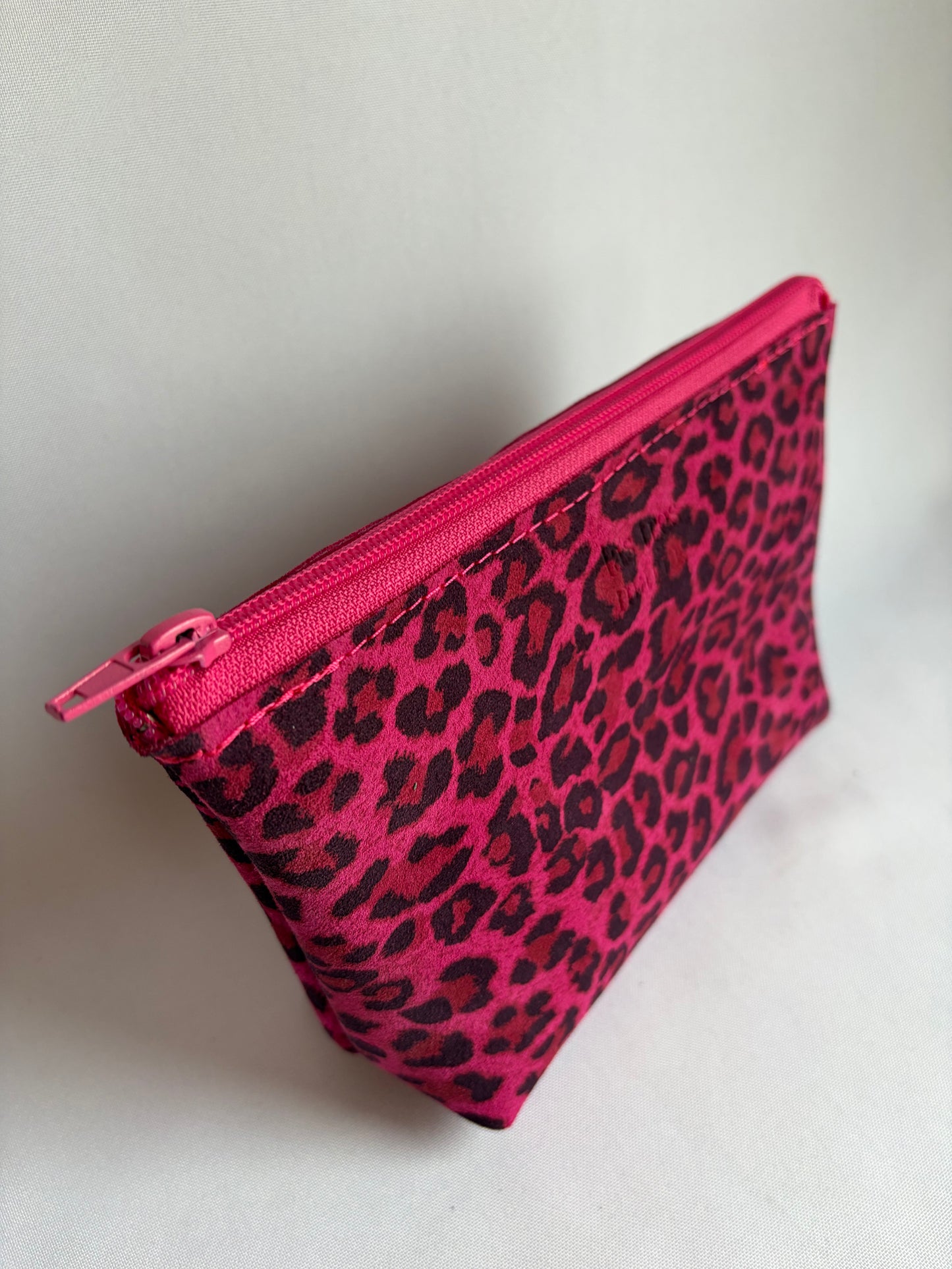 Cosmetiquero básico de cuero animal print fucsia