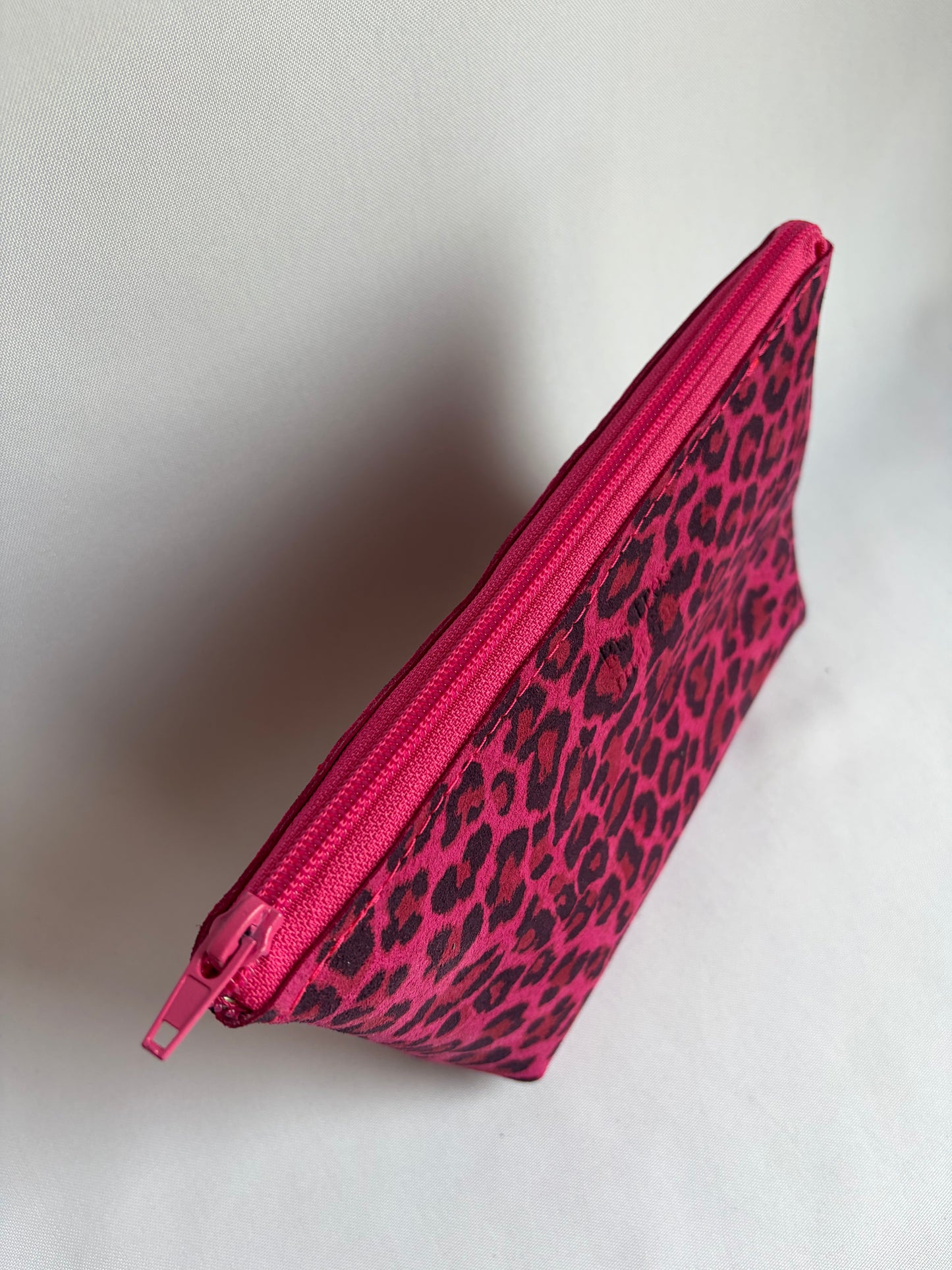 Cosmetiquero básico de cuero animal print fucsia