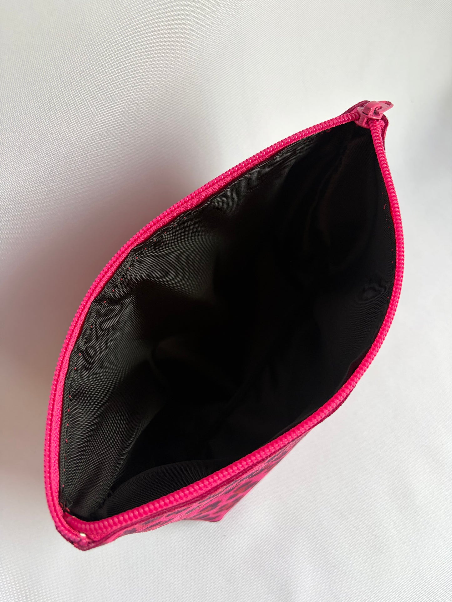 Cosmetiquero básico de cuero animal print fucsia