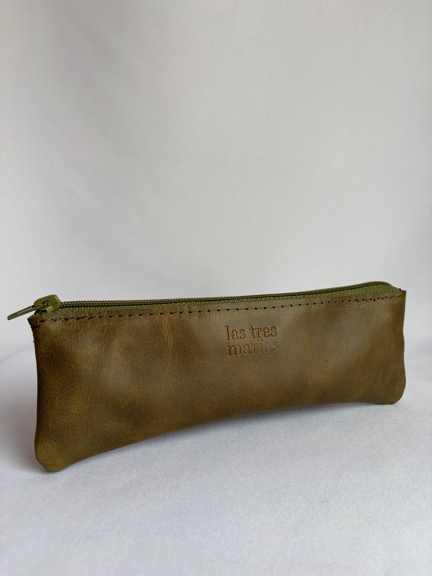 Estuche de cuero verde musgo