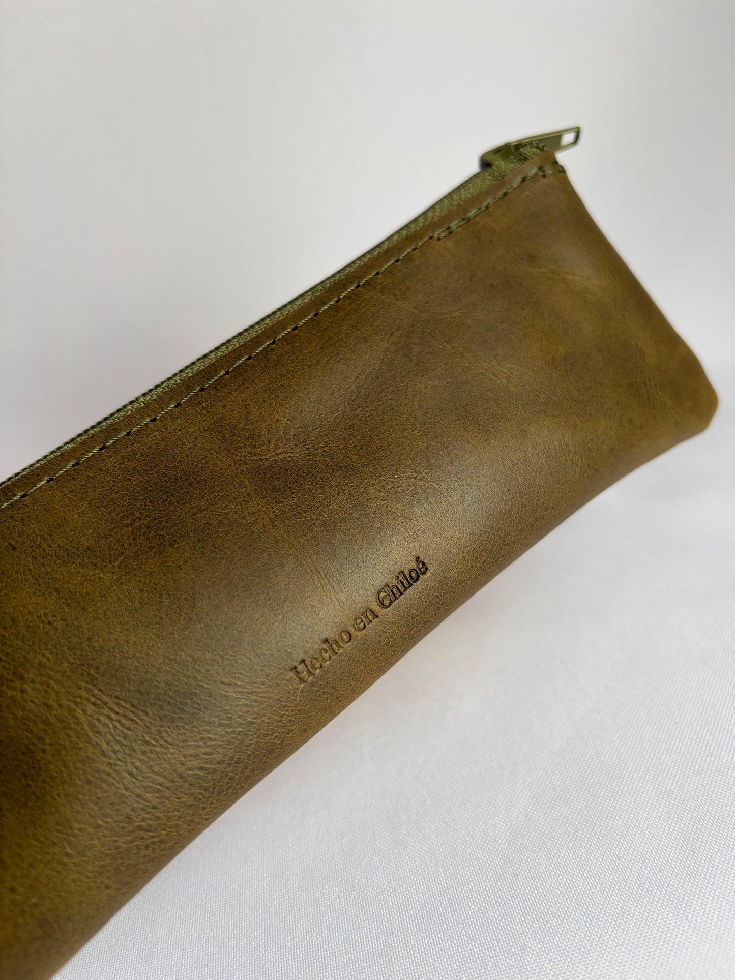 Estuche de cuero verde musgo