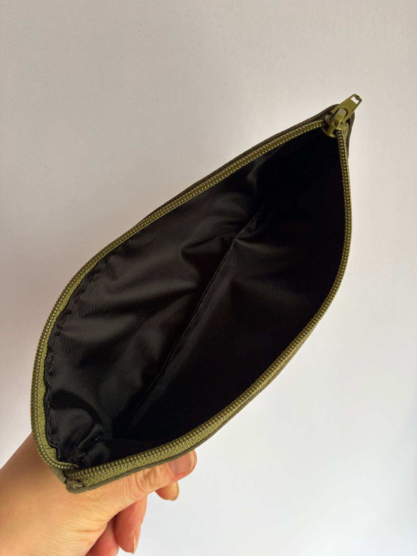Estuche de cuero verde musgo