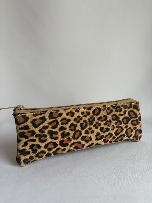 Estuche de cuero animal print