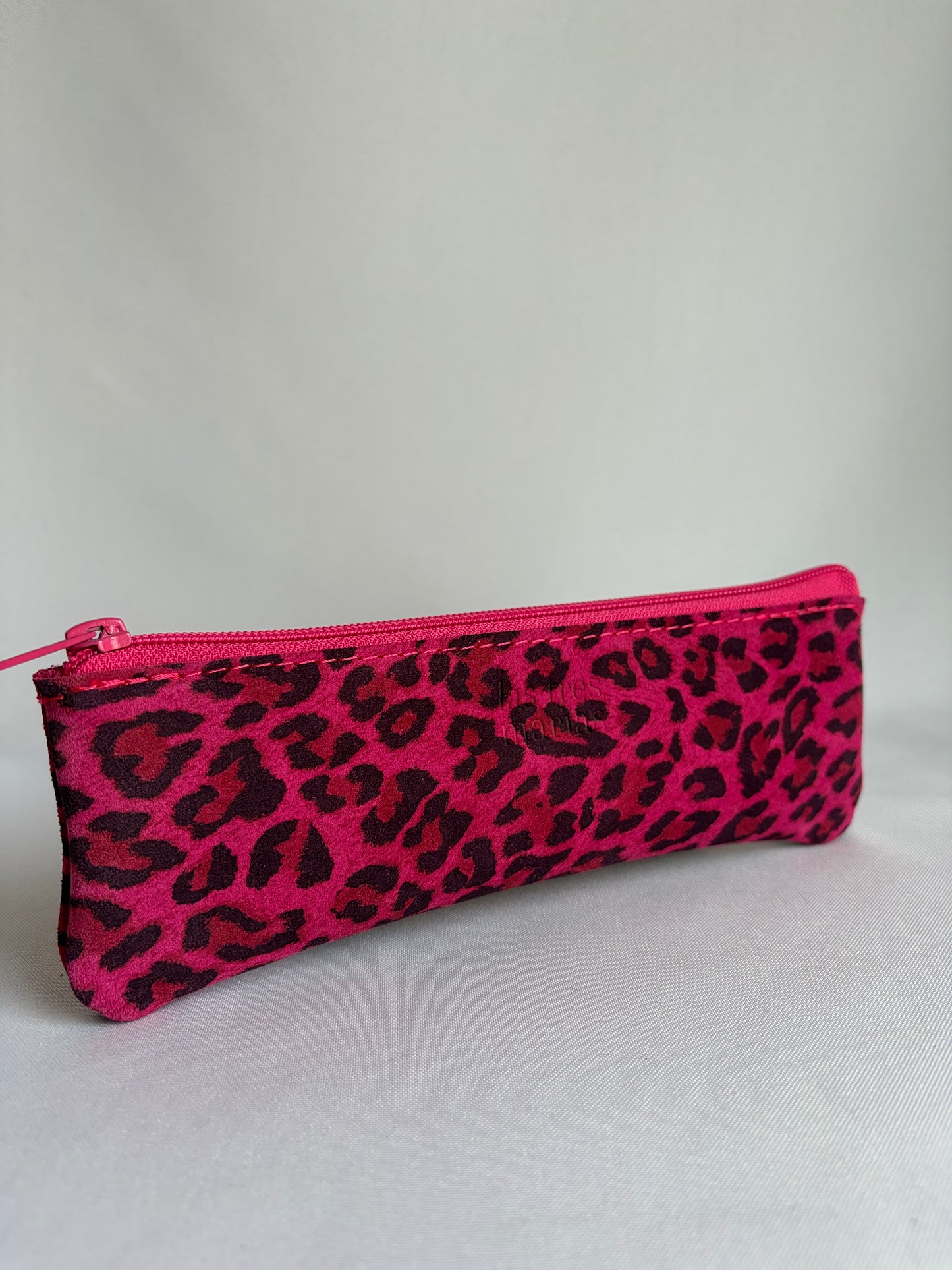 Estuche de cuero animal print fucsia
