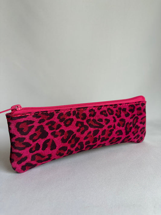 Estuche de cuero animal print fucsia