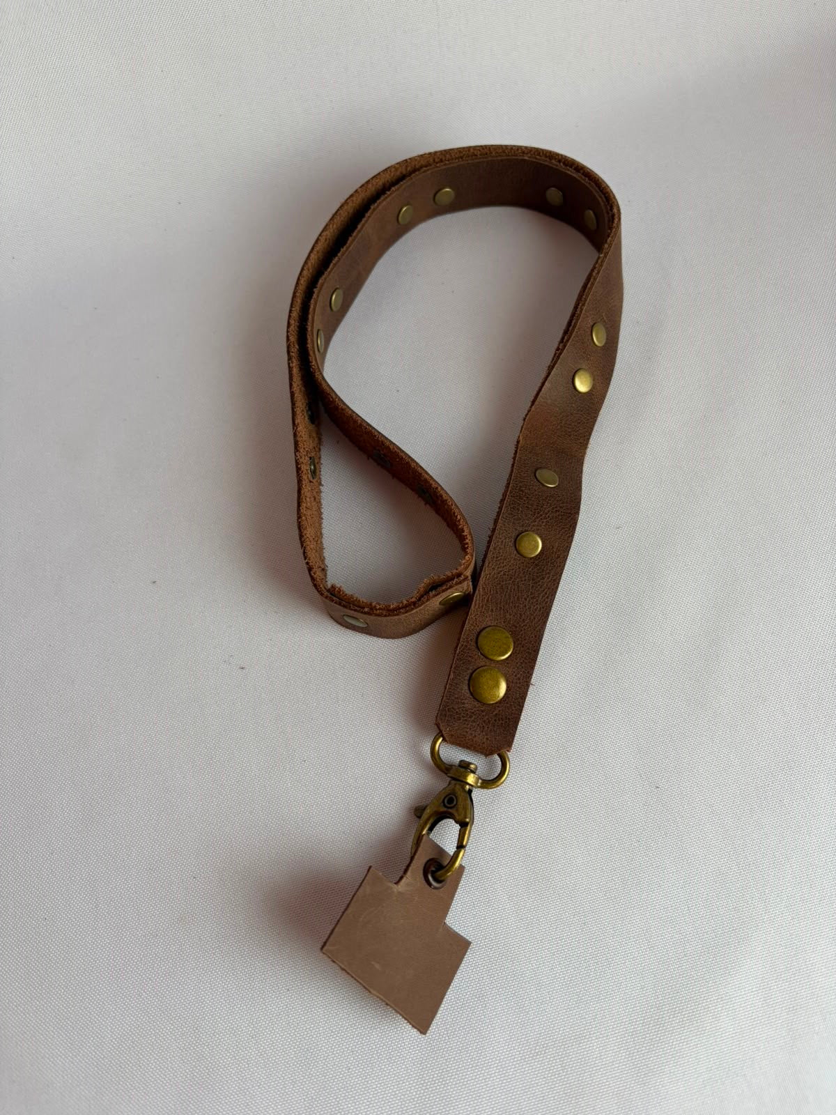 Lanyard de cuello  chocolate everest con tachas