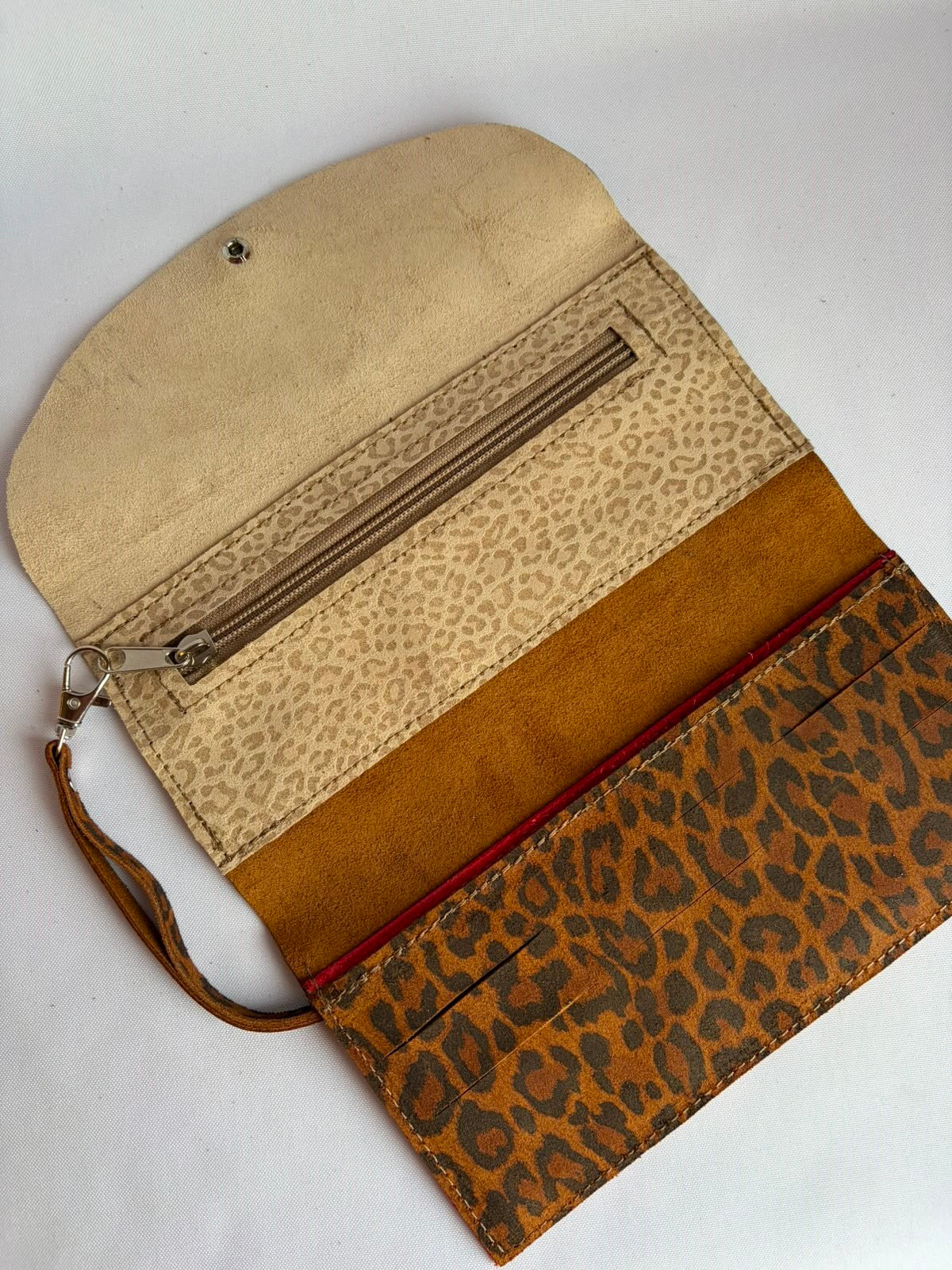 Billetera de cuero grande color chita arena, guinda y animal print avellana