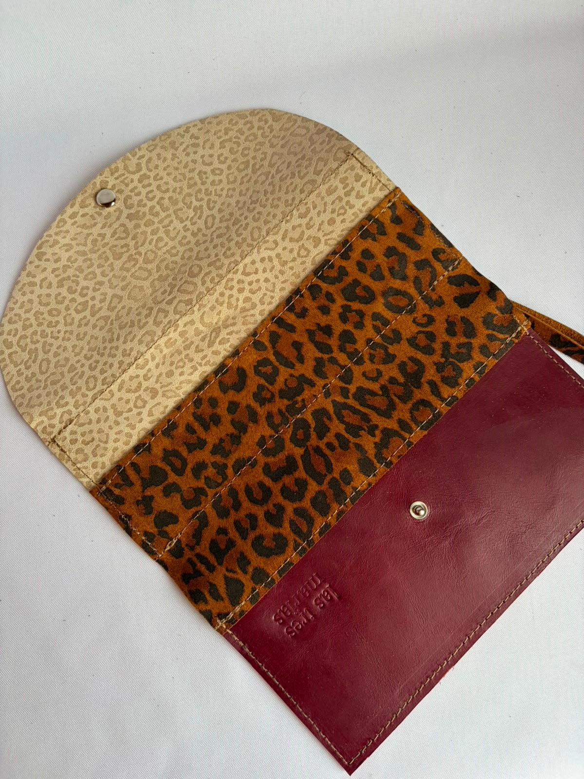 Billetera de cuero grande color chita arena, guinda y animal print avellana