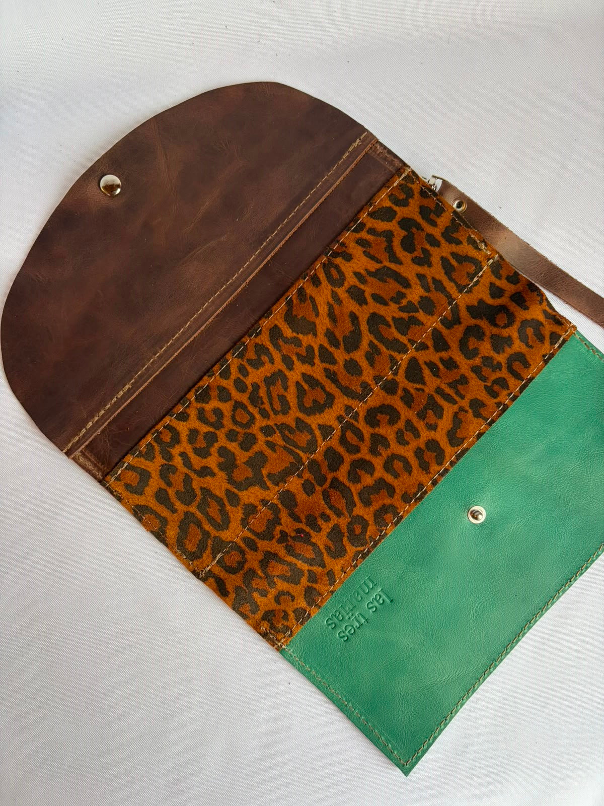Billetera de cuero grande color chocolate, turquesa y avellana animal print