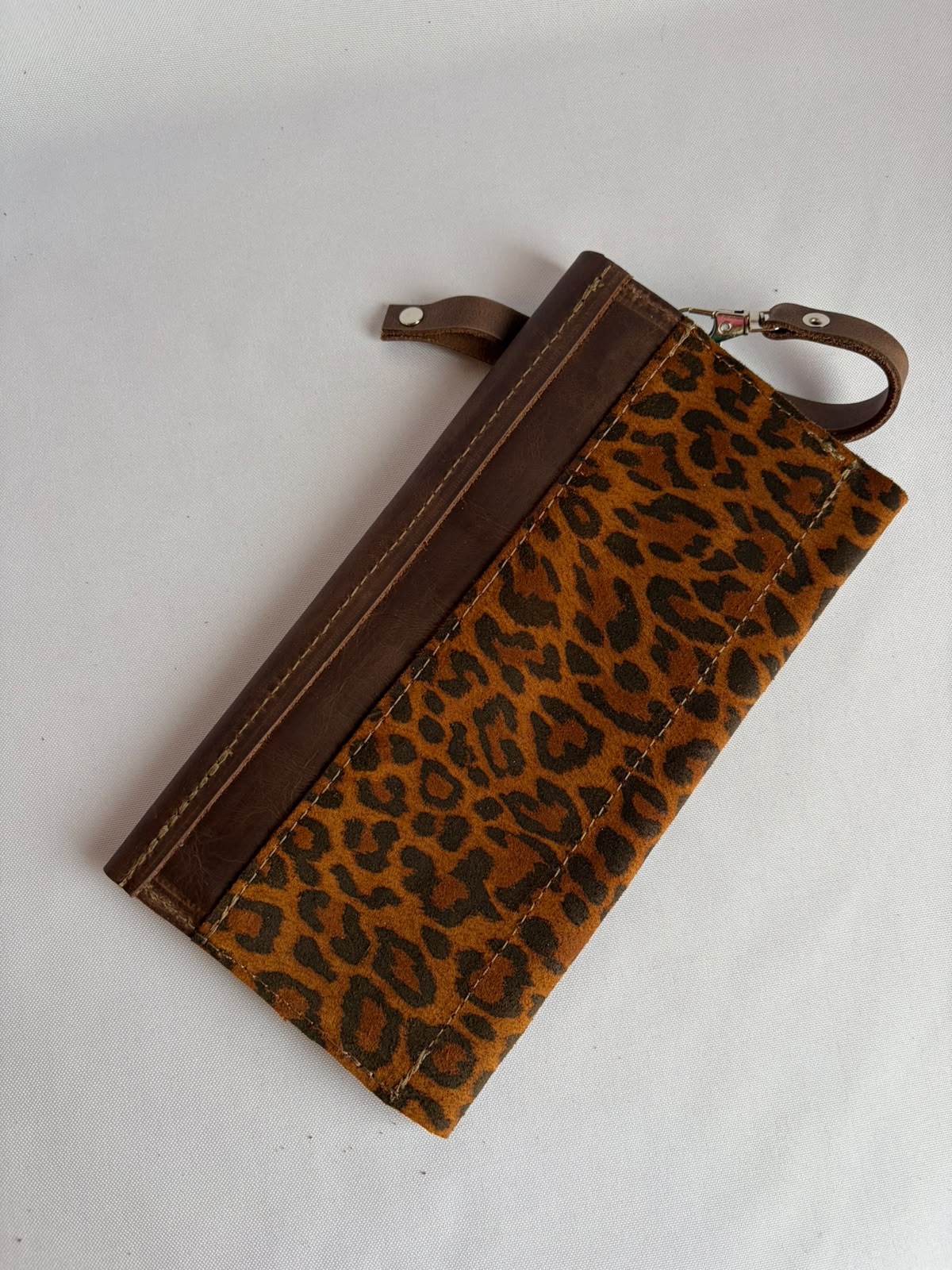 Billetera de cuero grande color chocolate, turquesa y avellana animal print