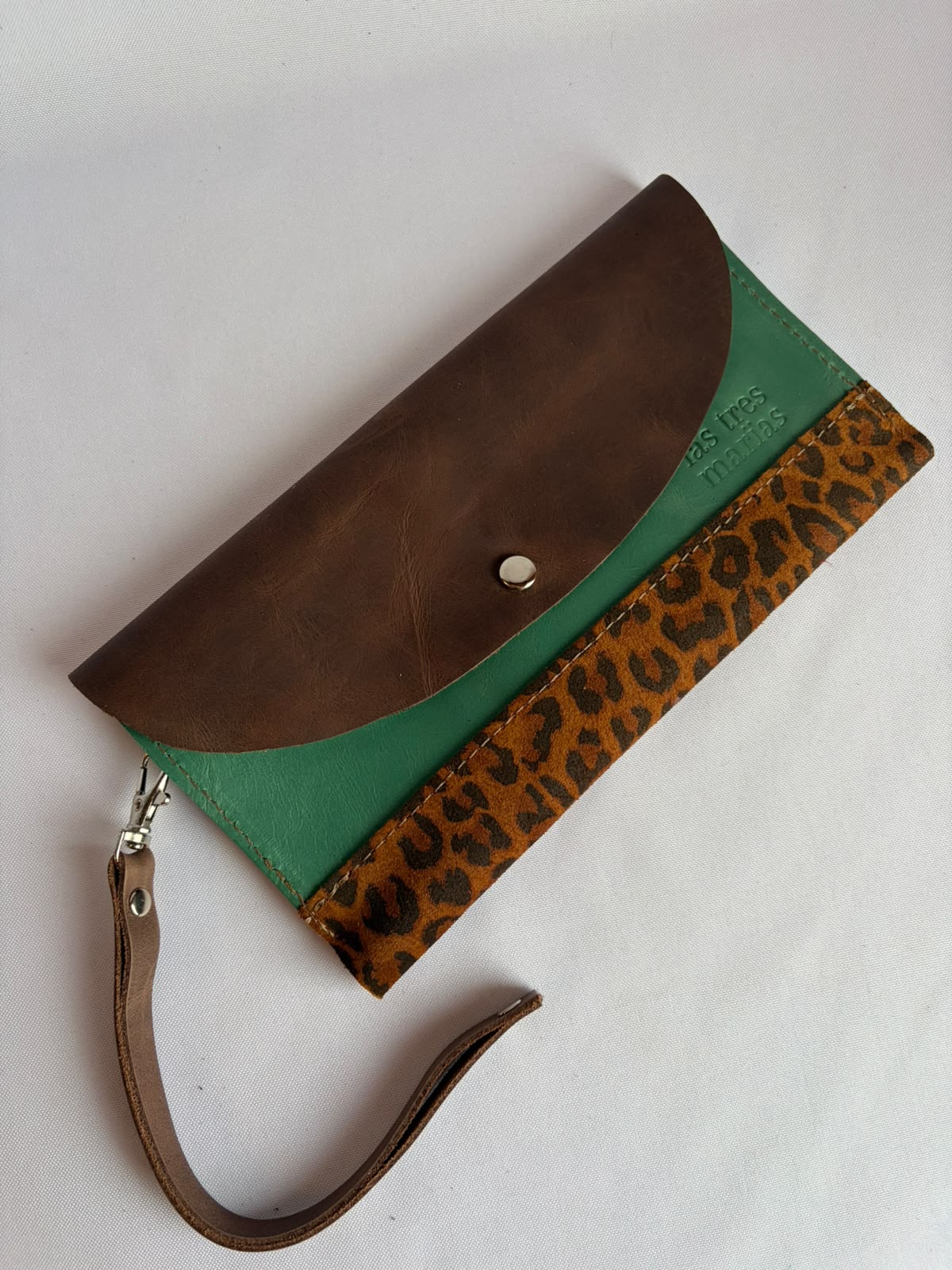 Billetera de cuero grande color chocolate, turquesa y avellana animal print
