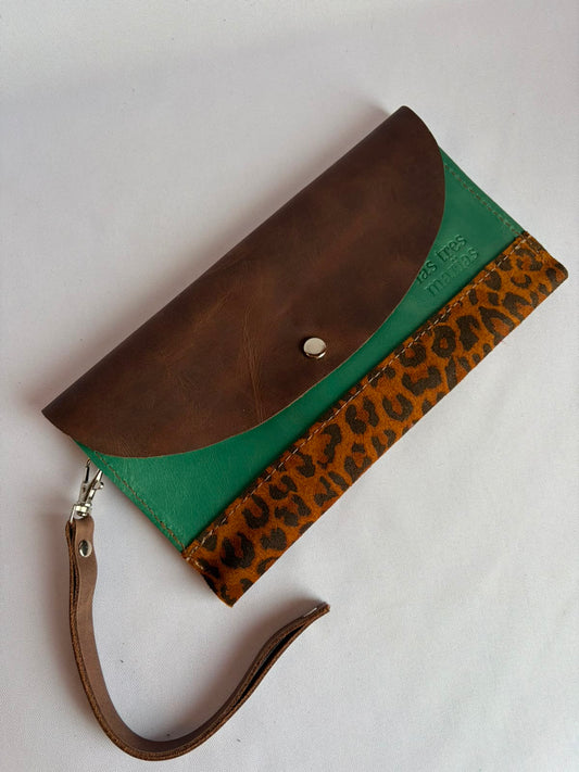 Billetera de cuero grande color chocolate, turquesa y avellana animal print