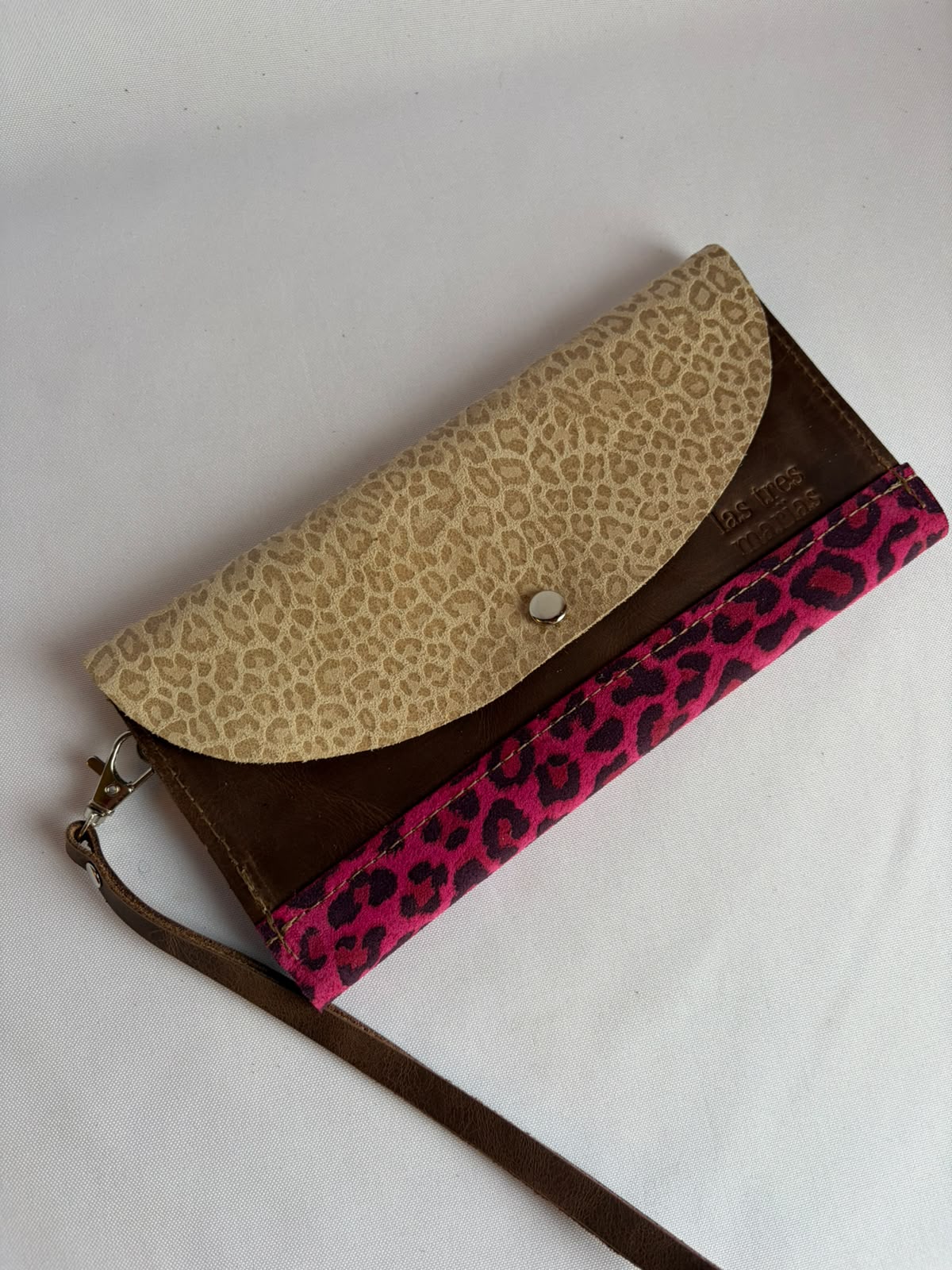 Billetera de cuero grande color Chita arena, chocolate y fucsia animal print
