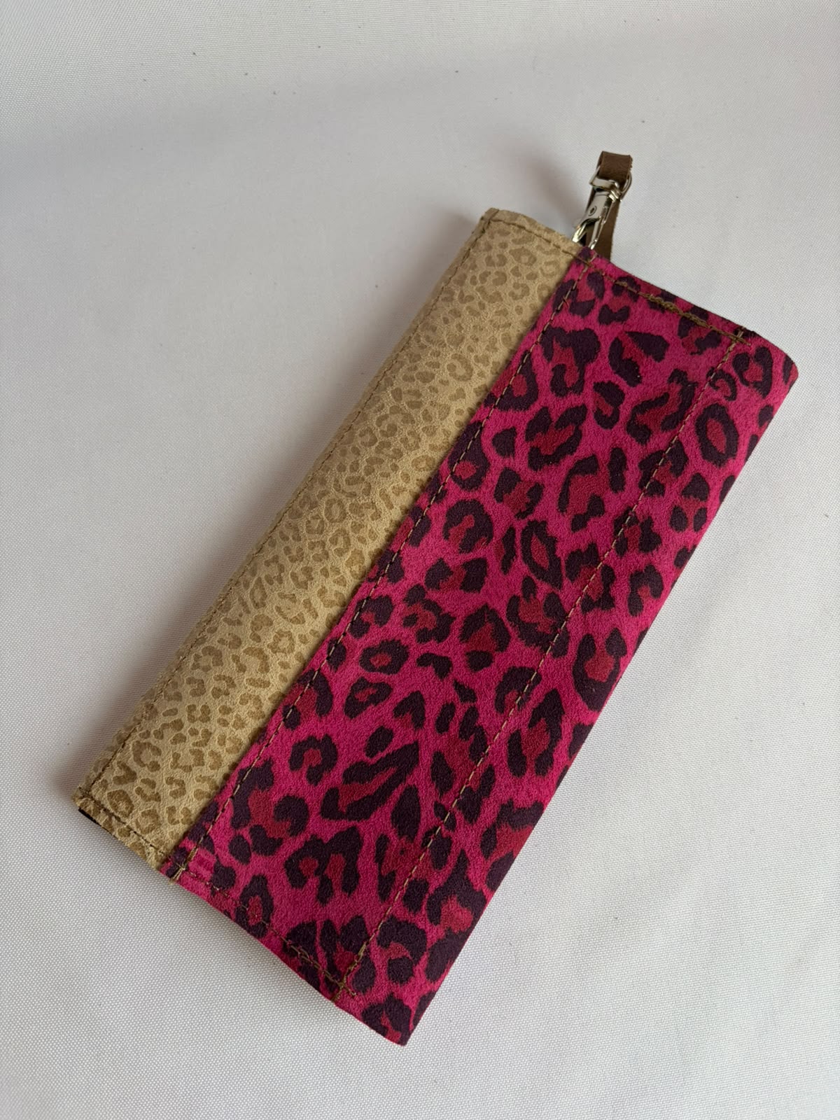 Billetera de cuero grande color Chita arena, chocolate y fucsia animal print